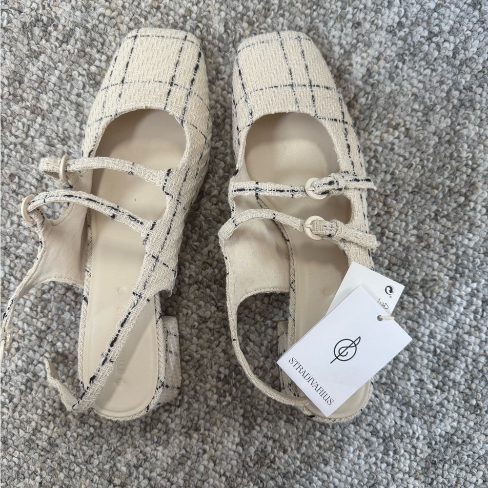 Stradivarius Cream and Black Flats with Chain Detail